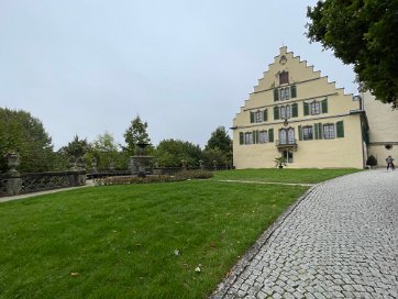 25. September ... Führung im Schloss Rosenau und Besichtigung der Ausstellung des europäischen Museums für modernes Glas