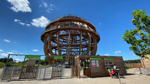 Imagefilm Erlebnisholzkugel im Oberpfälzer Seenland YouTube-Video: Es geht hoch hinaus – lass dich begeistern und bewegen! Im Oberpfälzer Seenland erwartet dich die größte...