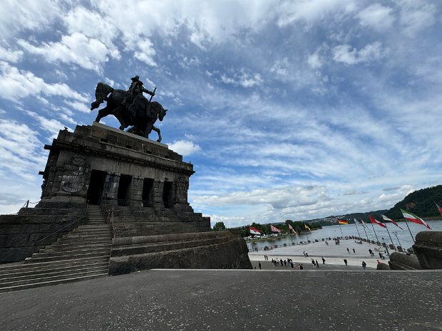 01. Juli Ankunft in Koblenz und Besichtigung des Deutschen Ecks und der Festung Ehrenbreistein Übernachtung im Hotel Morjan .