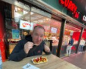 IMG_4410 .Currywurst am Hauptbahnhof in Berlin beim Umsteigen